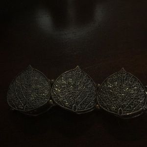 Gold tone leaf bracelet